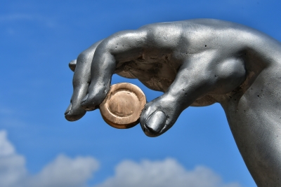Monēta skulptūras "Labklājība" rokās