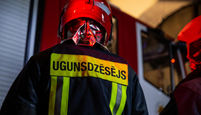 Ugunsdzēsējs no mugurpuses, muguras tuvplāns