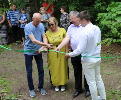 Izstāžu zāles atklāšana. Asares pagasta saimniecības vadītājs M. Ozoliņš pārgriež lentu, piedaloties Jēkabpils novada pašvaldības izpilddirektora vietniecei A. Moskovskai, priekšsēdētāja vietniekam A. Vanagam un Aknīstes pārvaldes vadītājam J. Strikam. (Visvalža Dzenuškas foto)