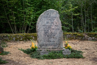 Piemineklis Rāviņu brāļu kapos