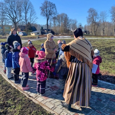 Skolēni Saules skvērā Rubeņos piedalās Meteņdienas izdarībās ar skolotājiem