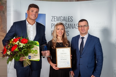 SIA "Easywood" vales loceklis Juris Šiļins ar dzīvesbiedri un Raivis Ragainis