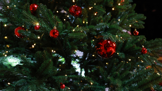 Eglīte ar rotājumiem