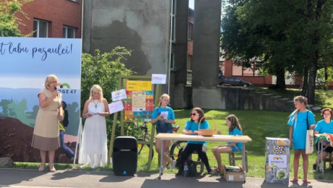 Jēkabpils pilsētas domes priekšsēdētāja vietniece Kristīne Ozola atklāja akciju "Iegriezt pasauli kopā!"