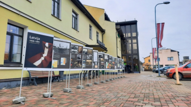 Pie Jēkabpils pilsētas bibliotēkas skatāma Okupācijas muzeja ceļojošā izstāde