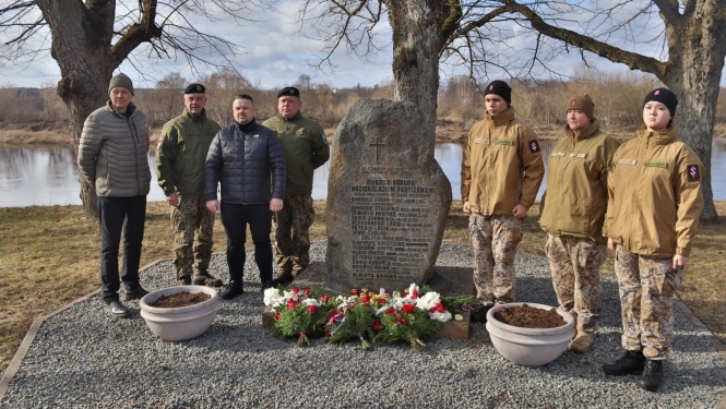Zemessardzes un pašvaldības pārstāvji noliek ziedus pie pieminekļa