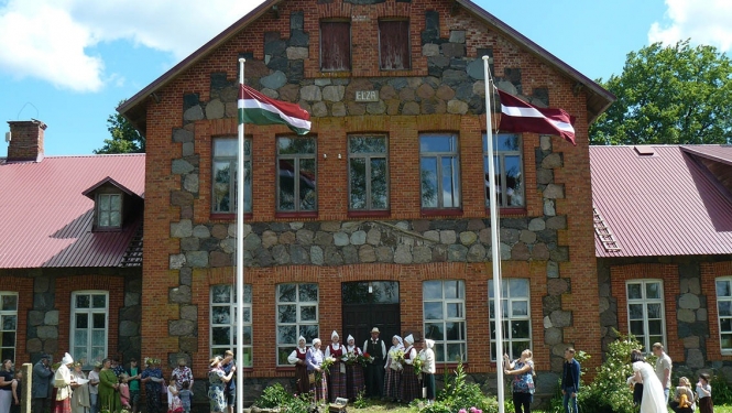 Sēlijas un Latvijas karogi plīv mastos pie bijušās Kaldabruņas skolas ēkas