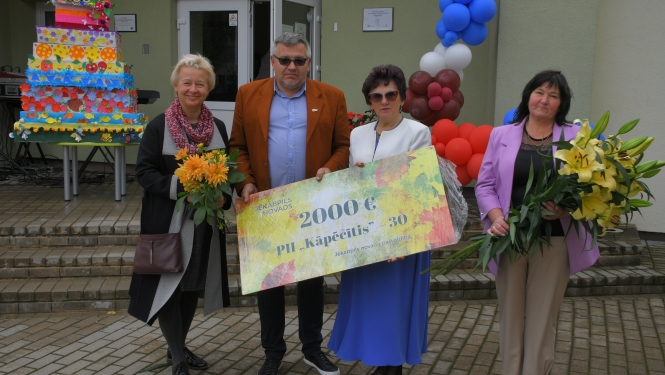 Domes vadība sveic PII "Kāpēcītis"