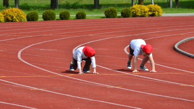 Bērni sporto stadionā