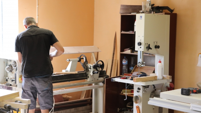 vīrietis griež koku