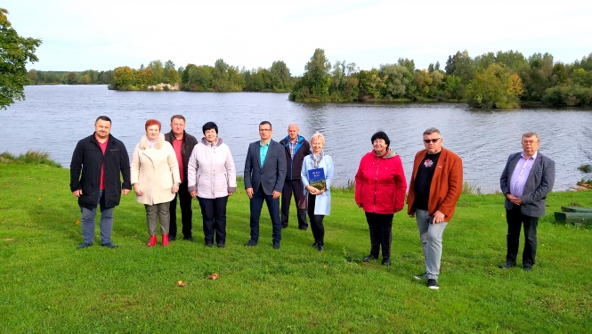 Jēkabpils novada pašvaldības vadība ar speciālistiem Daugavas krastā