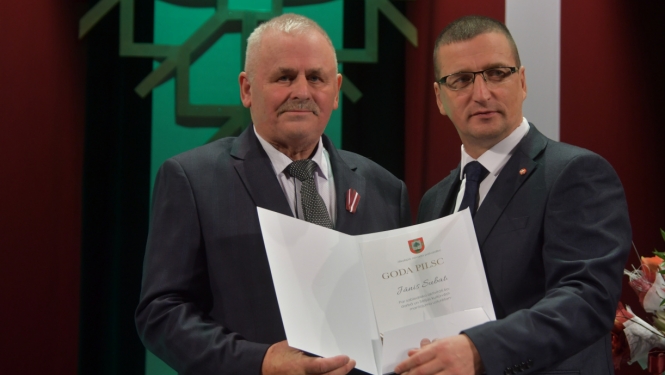 Goda pilsoni Jānis Subatiņš un domes priekšsēdētājs Raivis Ragainis