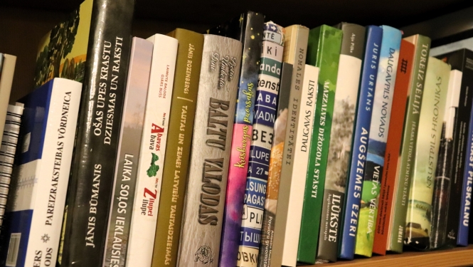 Grāmatas ieslīpi ar muguriņām plauktā