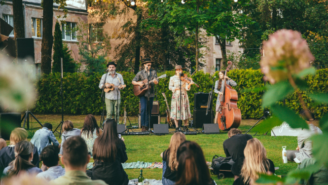 Foto_Azu_miesta_rezidence_Krogus_zalumballe