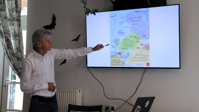Zinātnieks rāda uz Latvijas karti ekrānā. Foto: Sēlijas salas