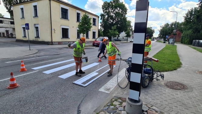 Notiek ceļu apzīmēju atjaunošana Rīgas ielai Jēkabpilī pie Krustpils KC