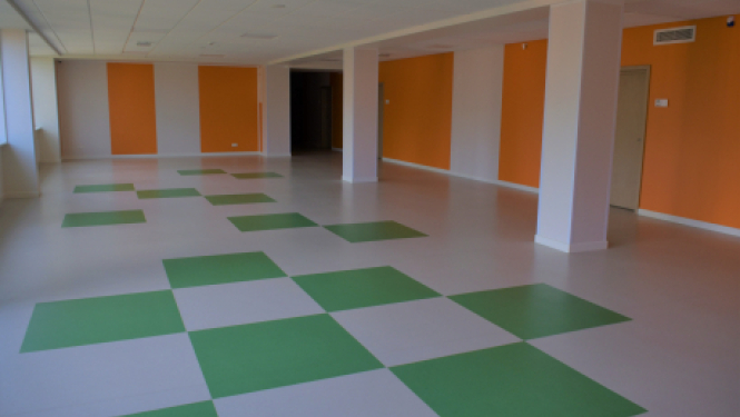 Jēkabpils 2.vidusskolas telpā nelielā platībā nokritis griestu apmetums, cietušo notikušajā nav