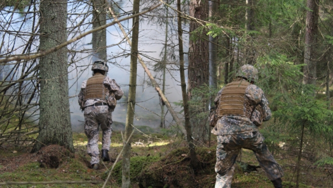 Zemessargi mācībās mežā