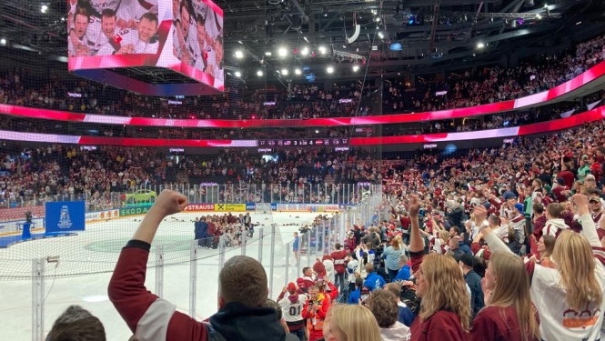 Hokeja fani arēnā priecājās par Latvijas izlases uzvaru