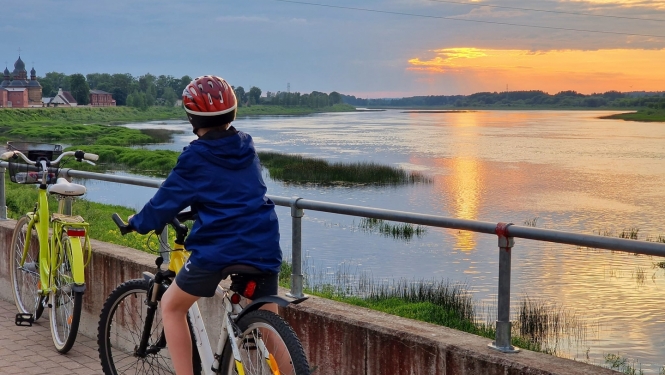 Jēkabpils 352 km publicitātes foto, kurā persona minās pa jēkabpils dambi ar velosipēdu