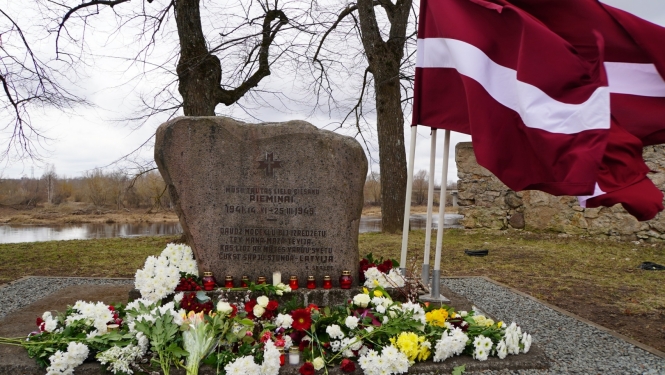 Piemineklis represētajiem