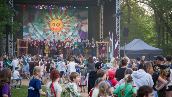 Festivāls pulkā eimu pulkā teku 