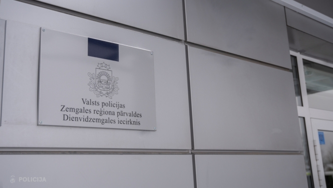 Ilustratīvs foto ar iecirkņa plāksni