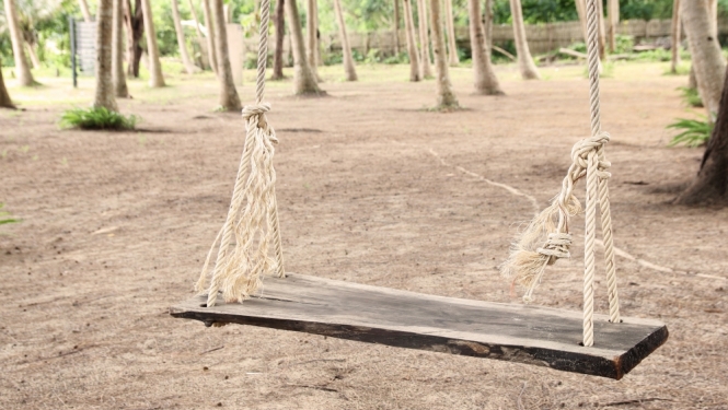 Šūpoles, kas veidotas no virvē iekārta dēļa