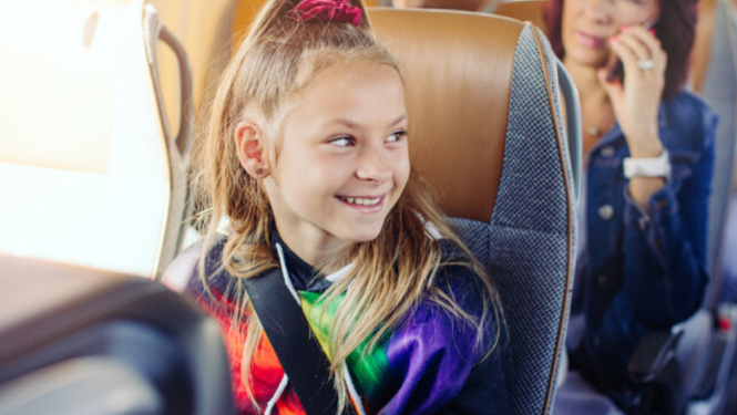 bērns sēž autobusā