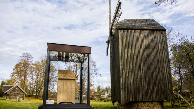 Dzirnavas un dzirnavu makets no sāna