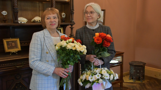 Jēkabpilī pasniegtas “Trīs brāļu” goda zīmes Inesei Berķei un Dacei Lukševicai