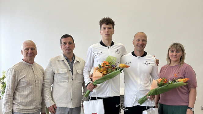 priekšsēdētājs sveic augstlēcēju Danielu Ģiedri