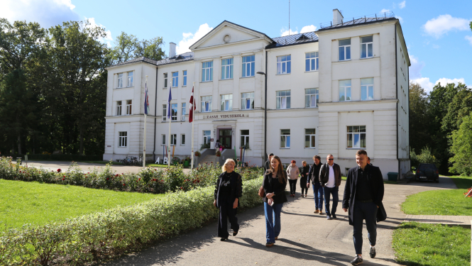 Deputāti pie Zasas vidusskolas