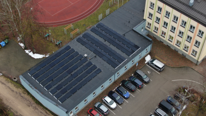 Saules paneļi uz jumta no drona skatu punkta