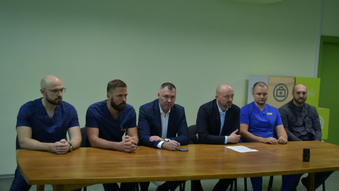 Ārsti un slimnicas valde preses konferencē "Dzīvo vesels"