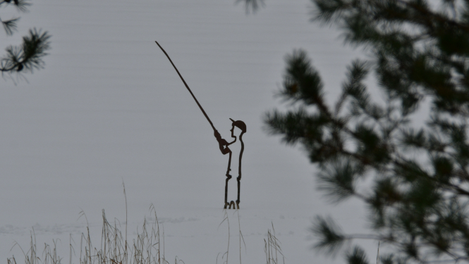 Makšķernieka skulptūra Radžu ūdenskrātuvē