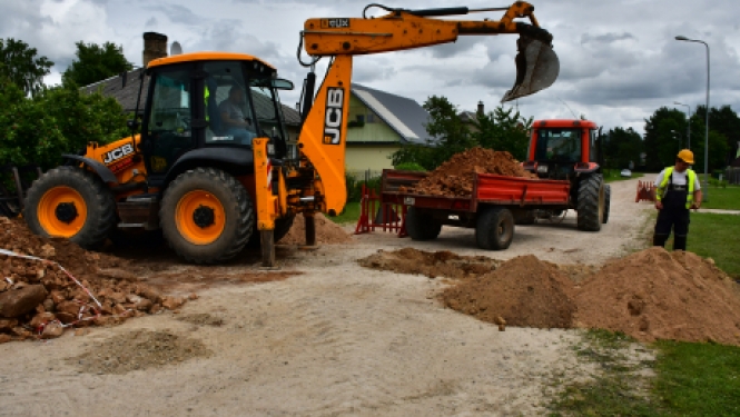 Turpinās darbi centralizētā ūdensvada un sadzīves kanalizācijas pievadu izbūvei Ābeļu ielā
