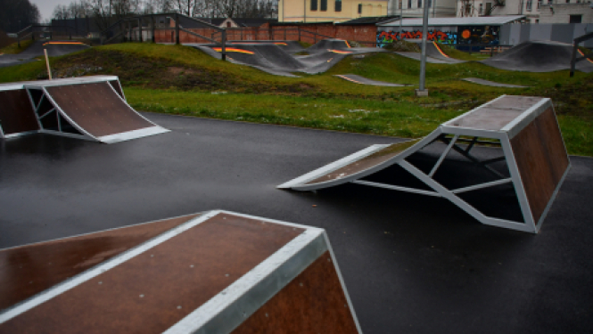 Tiek uzstādītas skeitparka konstrukcijas Jēkabpilī, Filozofu ielā 15