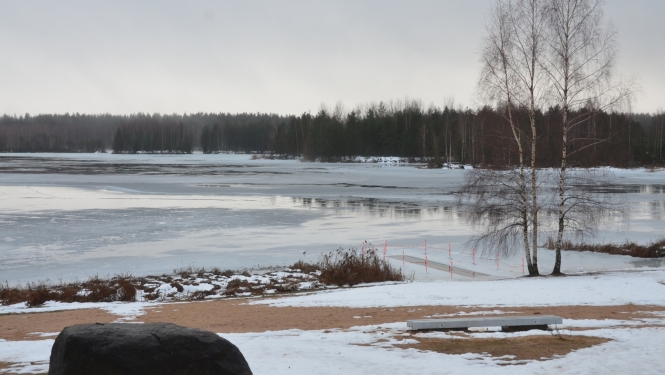Aicina nekāpt uz ūdenstilpju ledus