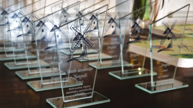 Stikla balvas uz galda