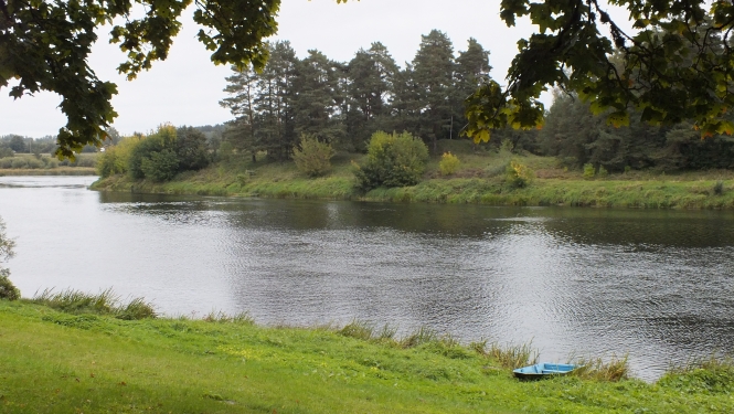 Atzīmējot Baltu vienības dienu, Daugavas krastā iepretī Kaupres pilskalnam tika ierunāts videovēstījums skolēniem. FOTO: Valdis Aleksandrovs