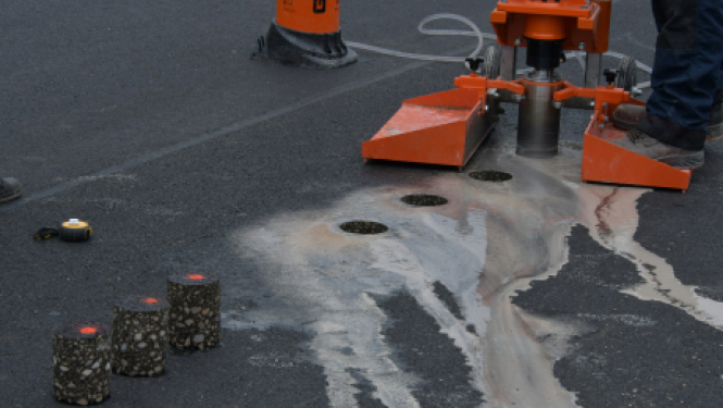 Veic asfaltbetona paraugu urbšanu Zīlānu ielas posmā no Rīgas līdz Ventas ielai