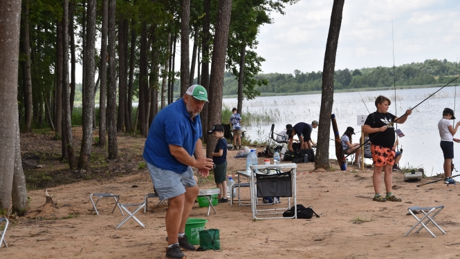 Bērni pie Baļotes ezera mācās makšķerēt