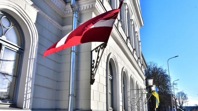 Domes ēka ar Latvijas karogu