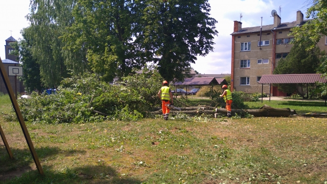 Aknīstes pilsētas centrā, Skolas ielā 2A uzsākta daudzfunkcionāla laukuma izbūve.