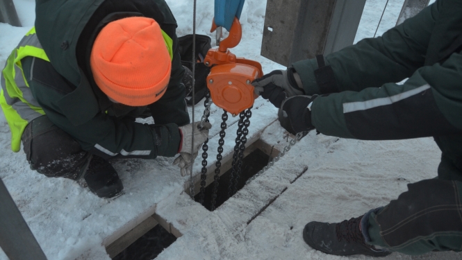 Strādnieki un Krustpils pils dīķa slūžas