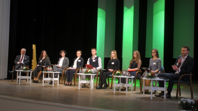 Jaunieši uz skatuves sēžot diskutē ar prezidentu