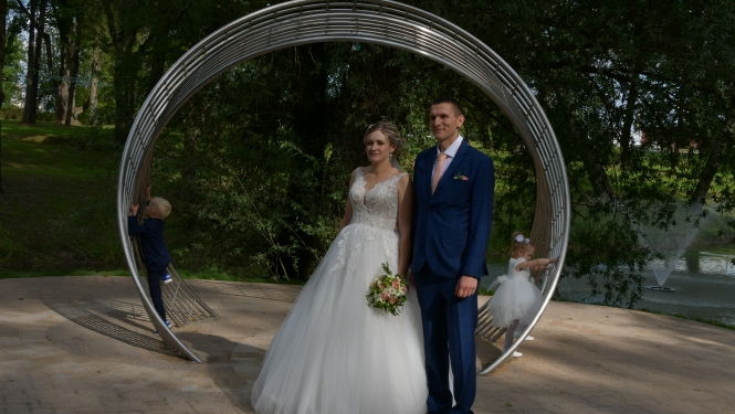 Jaunlaulātie pie vides objekta "Gredzeni" Kena parkā