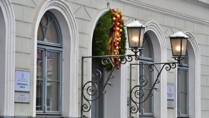 Ziemassvētku vainags pie domes ēkas