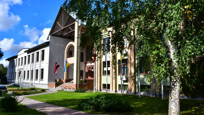 Novada domes ēka Rīgas ielā